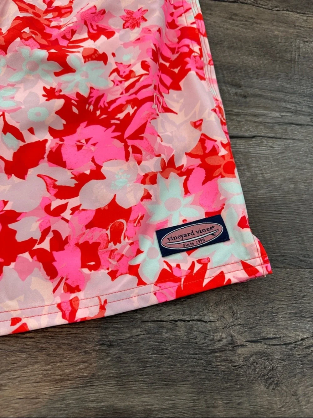 Vineyard Vines Medium Pink & Red Tropical Floral Chappy Swim Trunks NWOT‎
